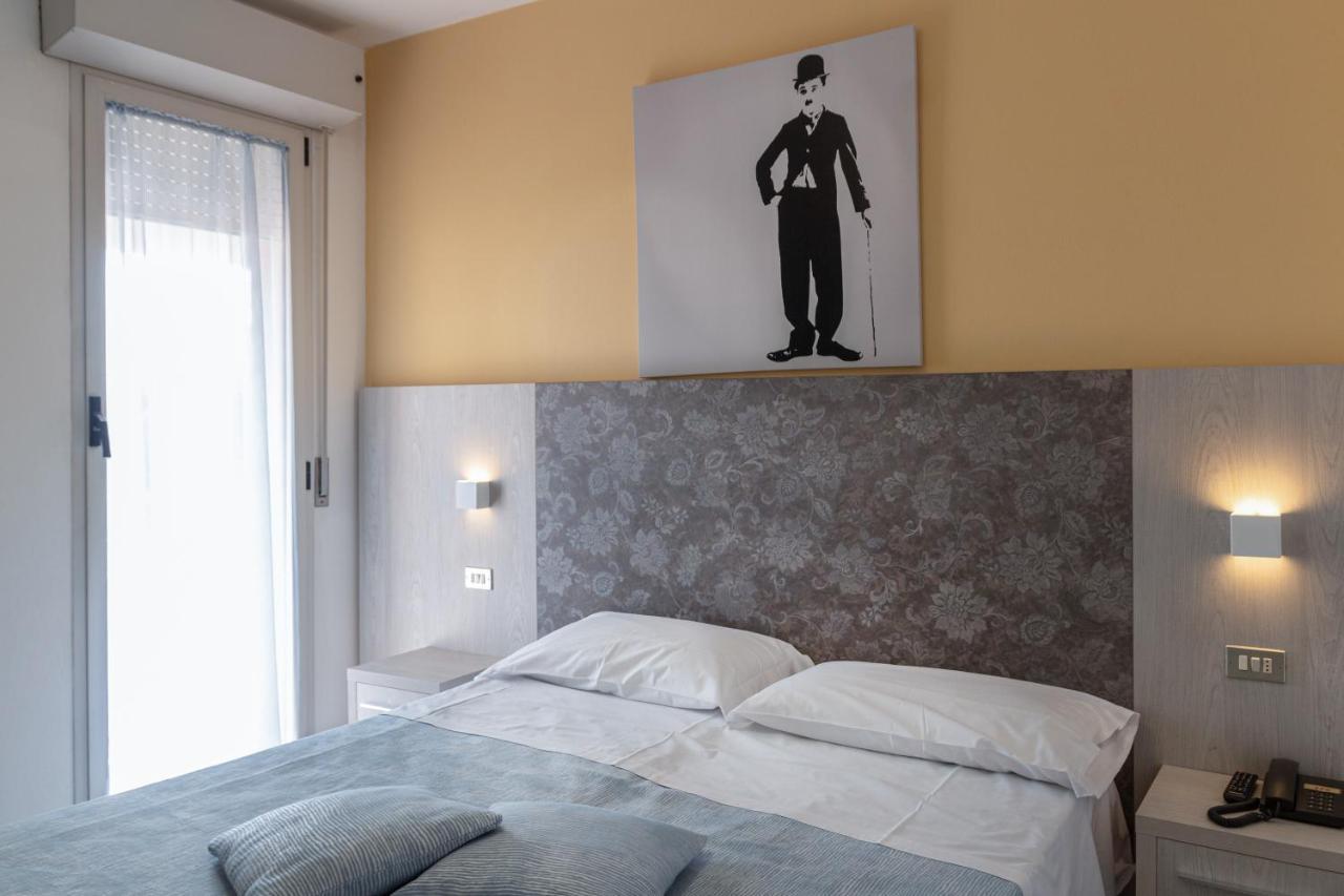 Hotel Boston Чезенатико Экстерьер фото
